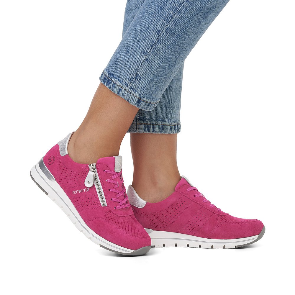 Magenta remonte women´s sneakers R6705-31 with zipper and comfort width G. Shoe on foot.
