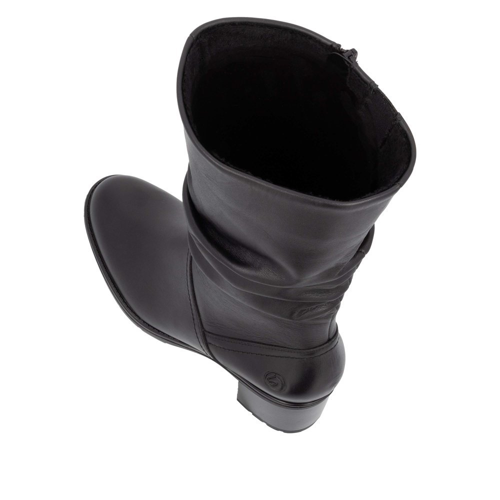 Black remonte women´s ankle boots D2A70-00 with a gathered shaft as well as zipper. Shoe from the top, lying.