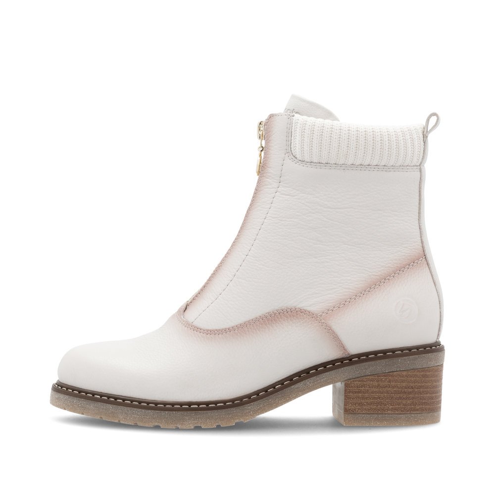 White remonte women´s ankle boots D1A80-80 with a zipper as well as a padded insole. Outside of the shoe.