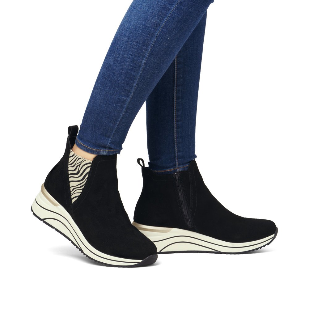 Black remonte women´s Chelsea boots D0T75-03 with an animal print as well as zipper. Shoe on foot.