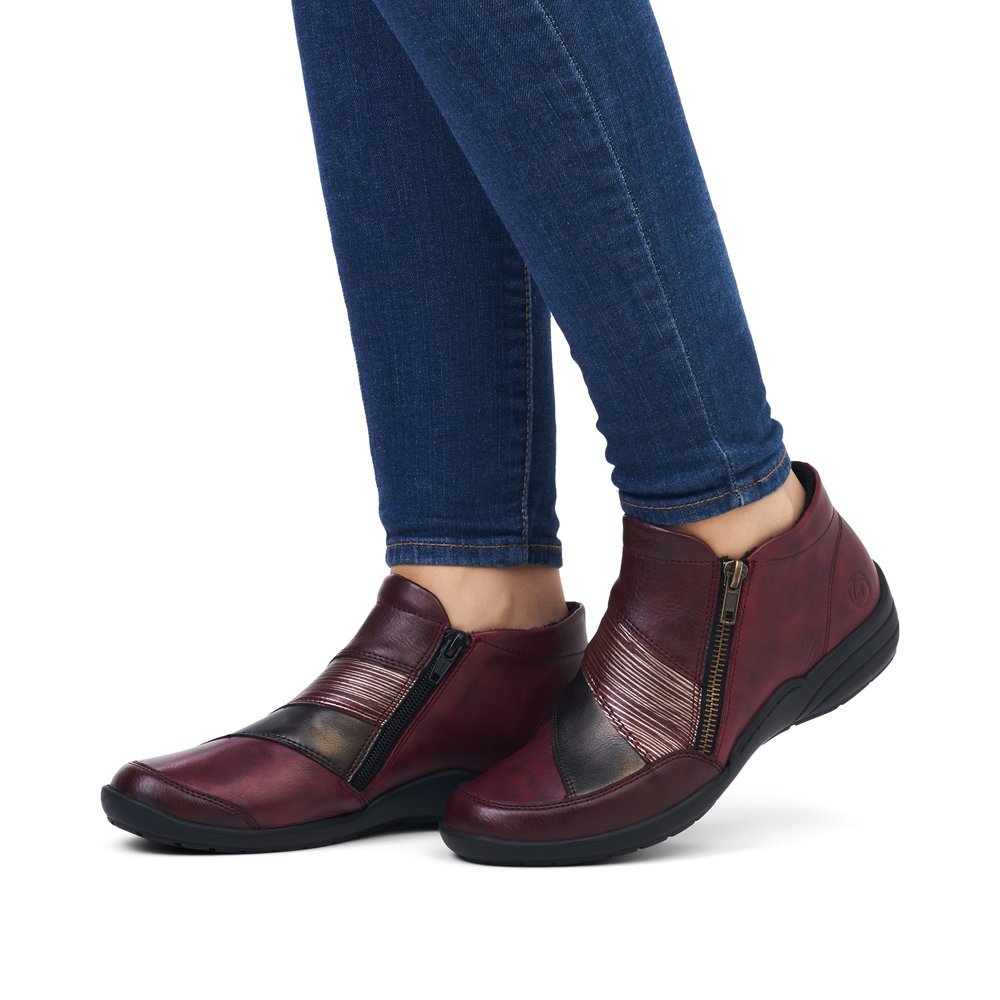 Wine red remonte women´s slippers R7678-35 with a zipper as well as extra width H. Shoe on foot.