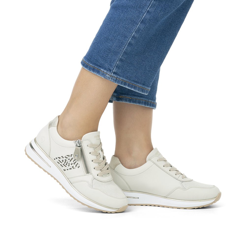 White remonte women´s sneakers D1G00-81 with zipper and padded exchangeable footbed. Shoe on foot.