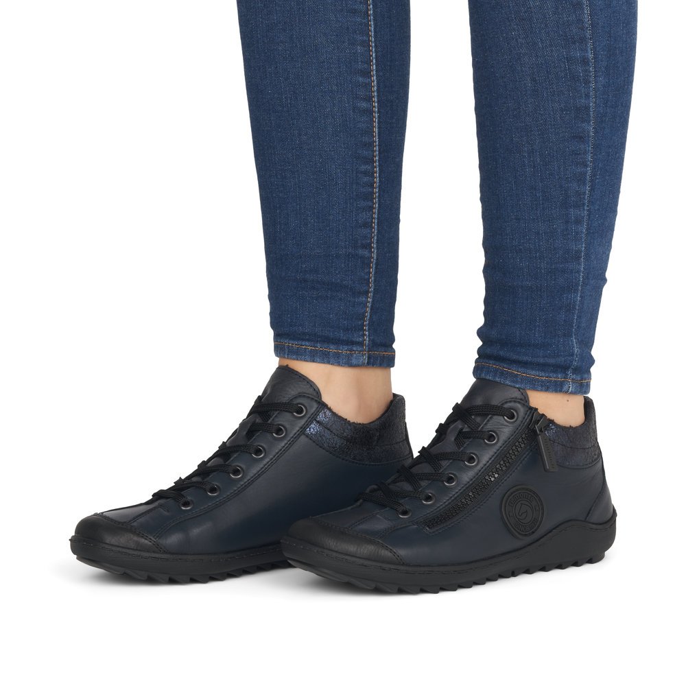 Chaussures à lacets remonte bleues pour femme R1477-15 avec logo noir. Chaussure au pied.