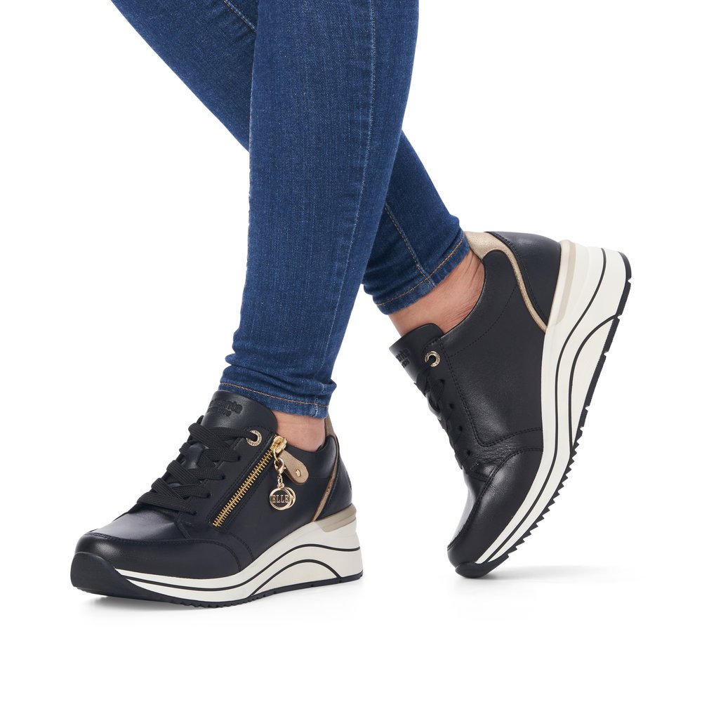 Black remonte women´s sneakers D0T03-01 with a zipper as well as extra width H. Shoe on foot.