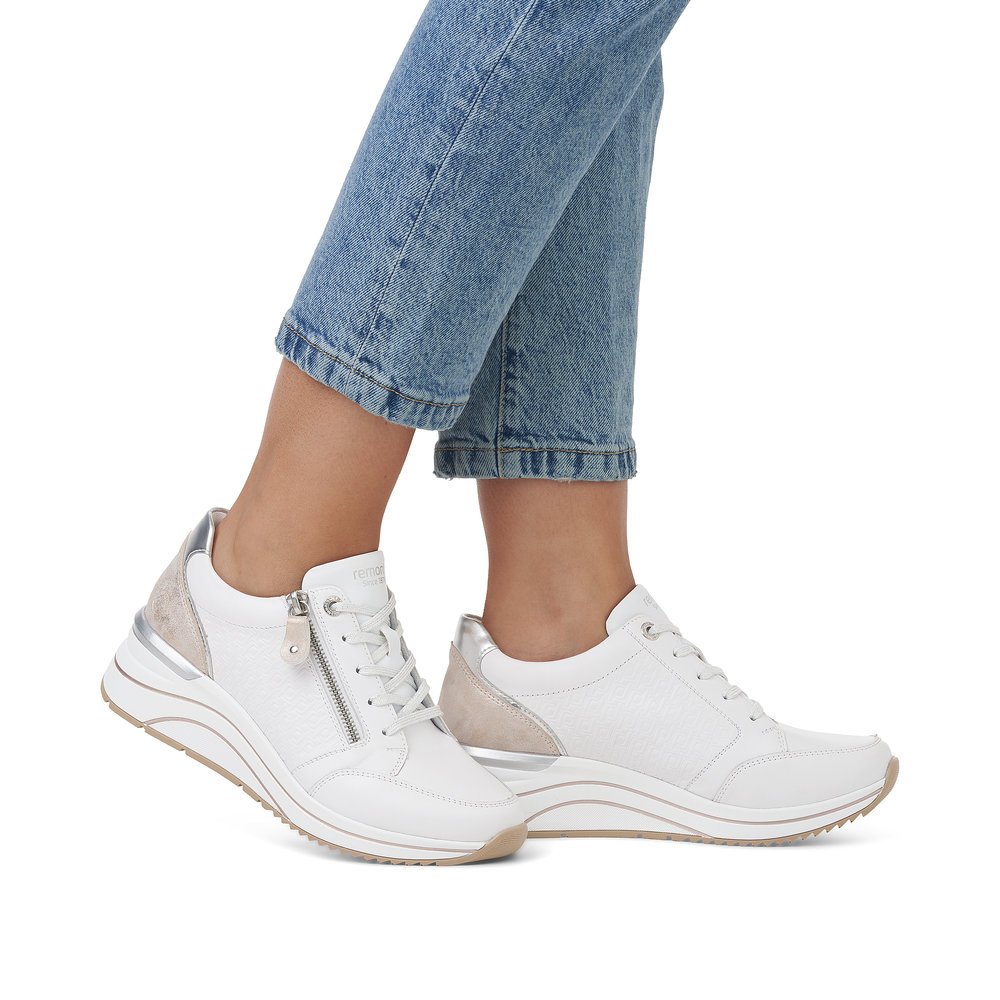 Brilliant white remonte women´s sneakers D0T03-80 with a zipper and extra width H. Shoe on foot.