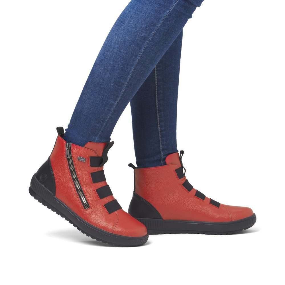 Red remonte women´s ankle boots D0779-33 with remonteTEX membrane as well as zipper. Shoe on foot.