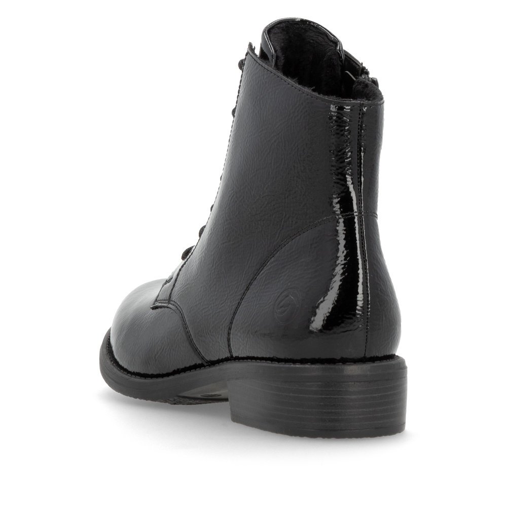 Glanzschwarze remonte Damen Stiefeletten D0F73-00 mit einem Reißverschluss. Schuh von hinten.