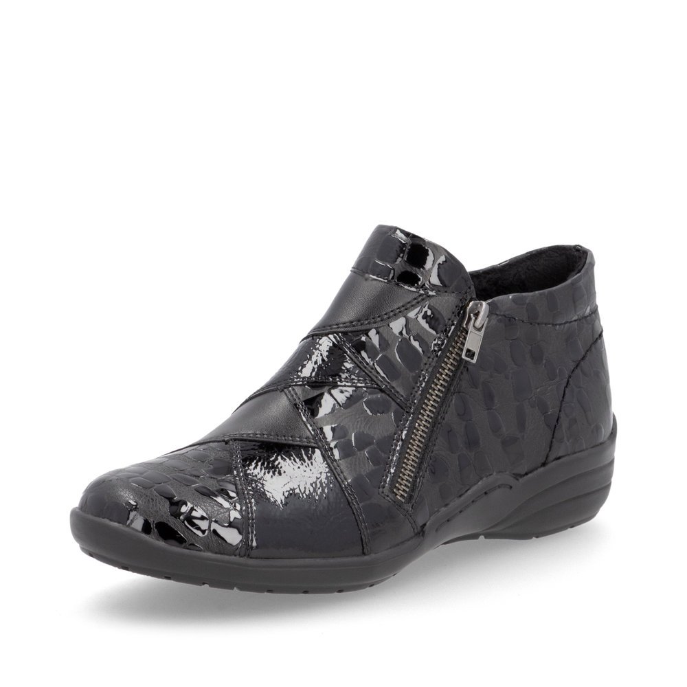 Chaussons remonte noirs pour femme R7674-04 avec fermeture éclair. Chaussure inclinée sur le côté.