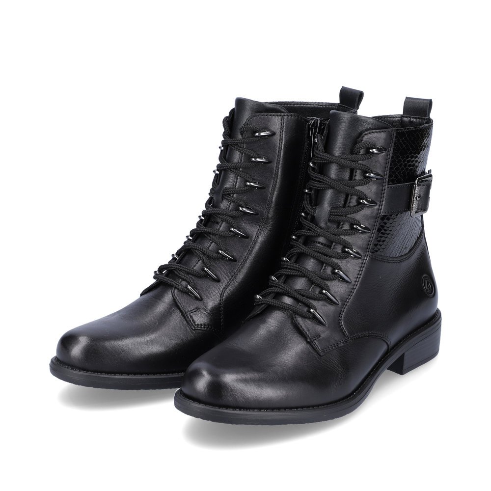 Schwarze remonte Damen Biker Boots D0F72-01 mit stylischen Metall-Ösen. Schuhpaar seitlich schräg.