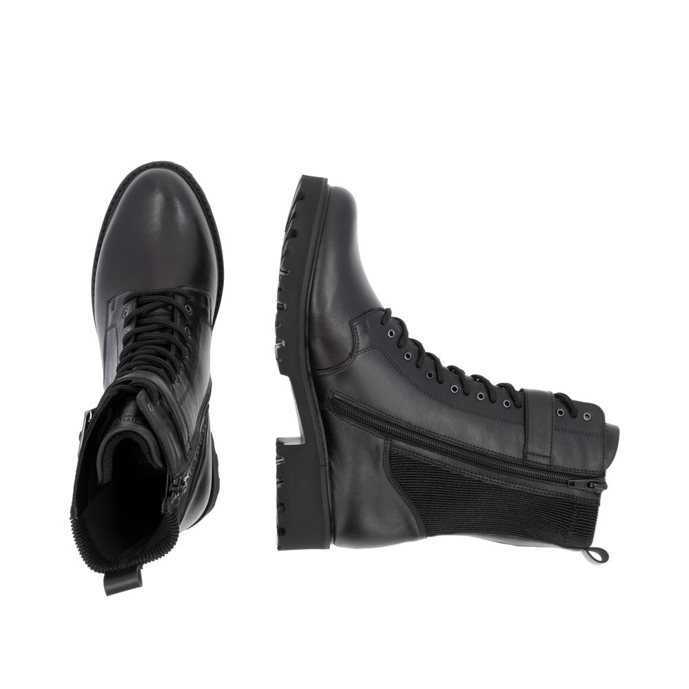 Black remonte women´s biker boots D8664-00 with decorative buckle as well as zipper. Shoe from the top, lying.