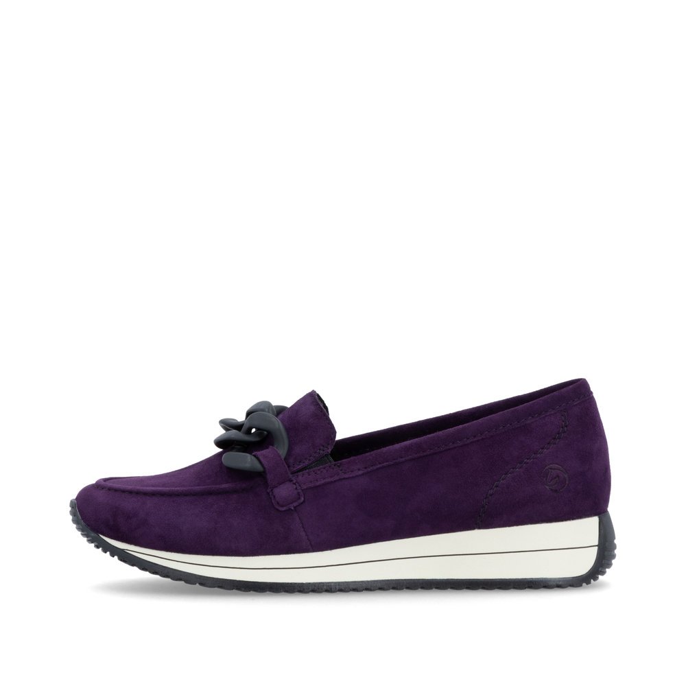 Aubergine-coloured remonte women´s loafers D0H10-30 with a chunky chain element. Outside of the shoe.