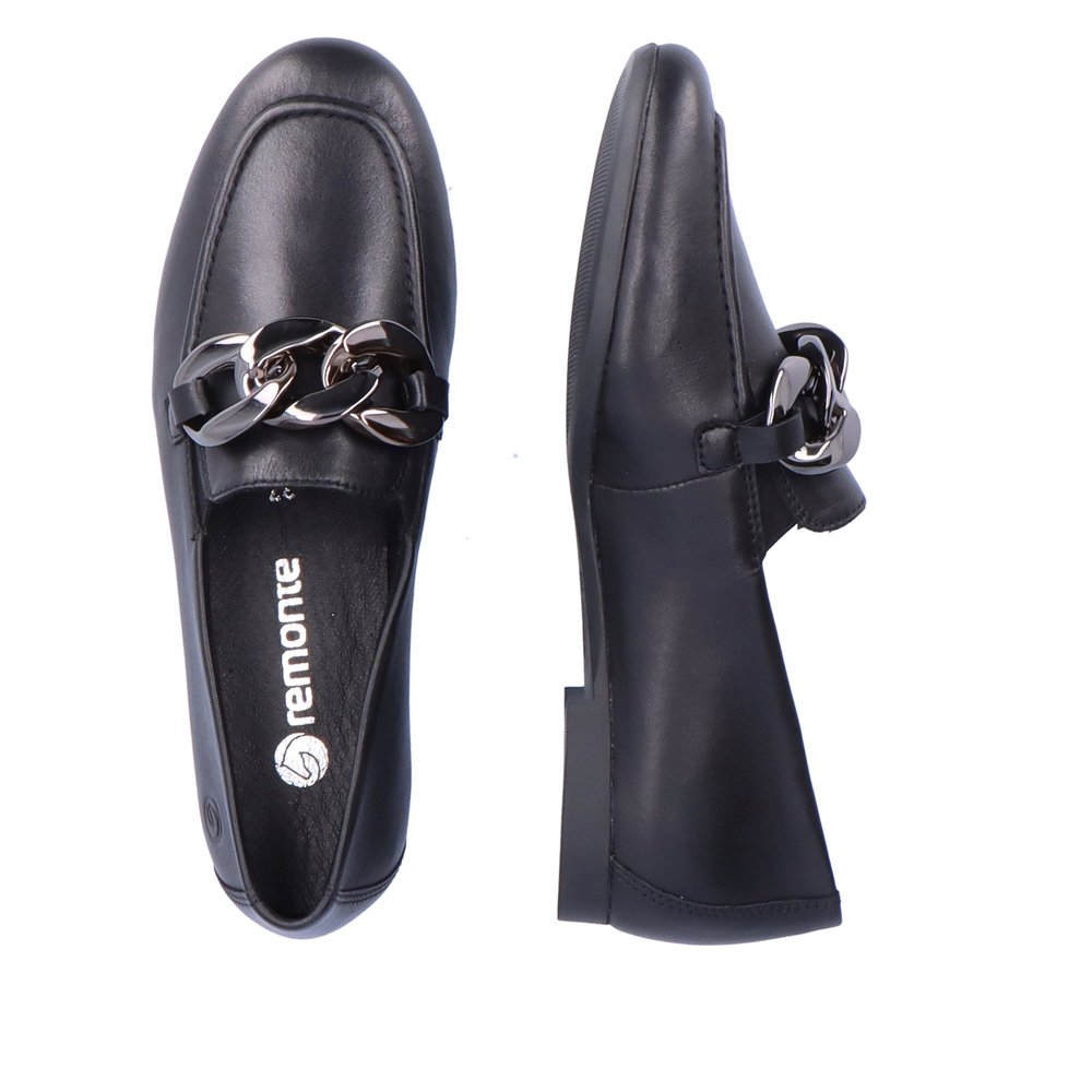 Jet black remonte women´s loafers D0K00-00 with a chunky chain element. Shoe from the top, lying.