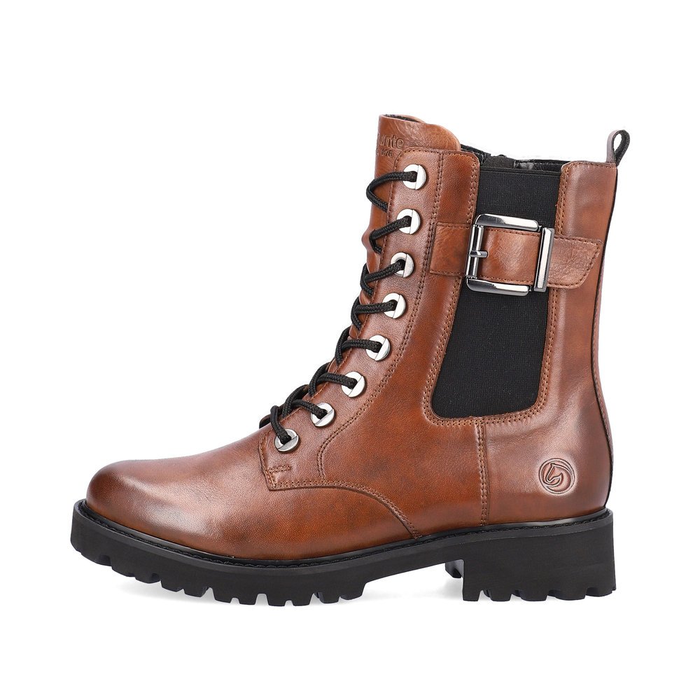 Braune remonte Damen Biker Boots D8668-22 mit Zierschnalle sowie Reißverschluss. Schuh Außenseite.