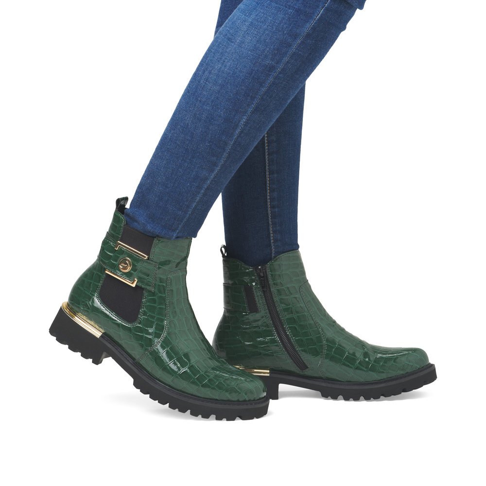 Fir green remonte women´s Chelsea boots D8684-54 with a golden decorative element. Shoe on foot.