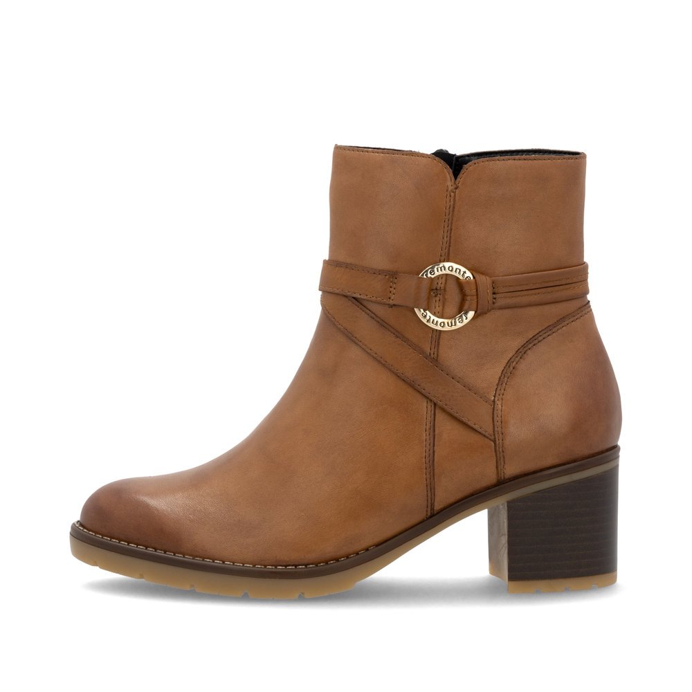 Wood brown remonte women´s ankle boots D2A73-24 with a round decorative buckle. Outside of the shoe.