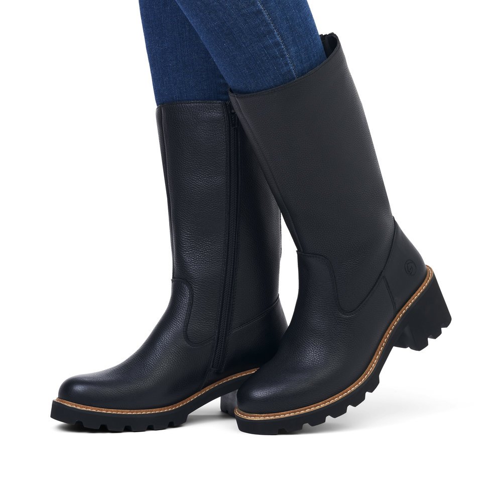 Black remonte women´s ankle boots D0A78-01 with a zipper as well as comfort width G. Shoe on foot.