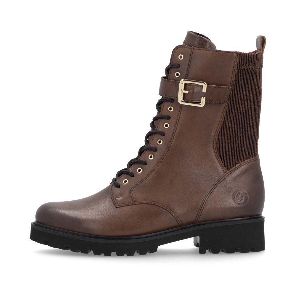 Brown remonte women´s biker boots D8664-25 with decorative buckle as well as zipper. Outside of the shoe.