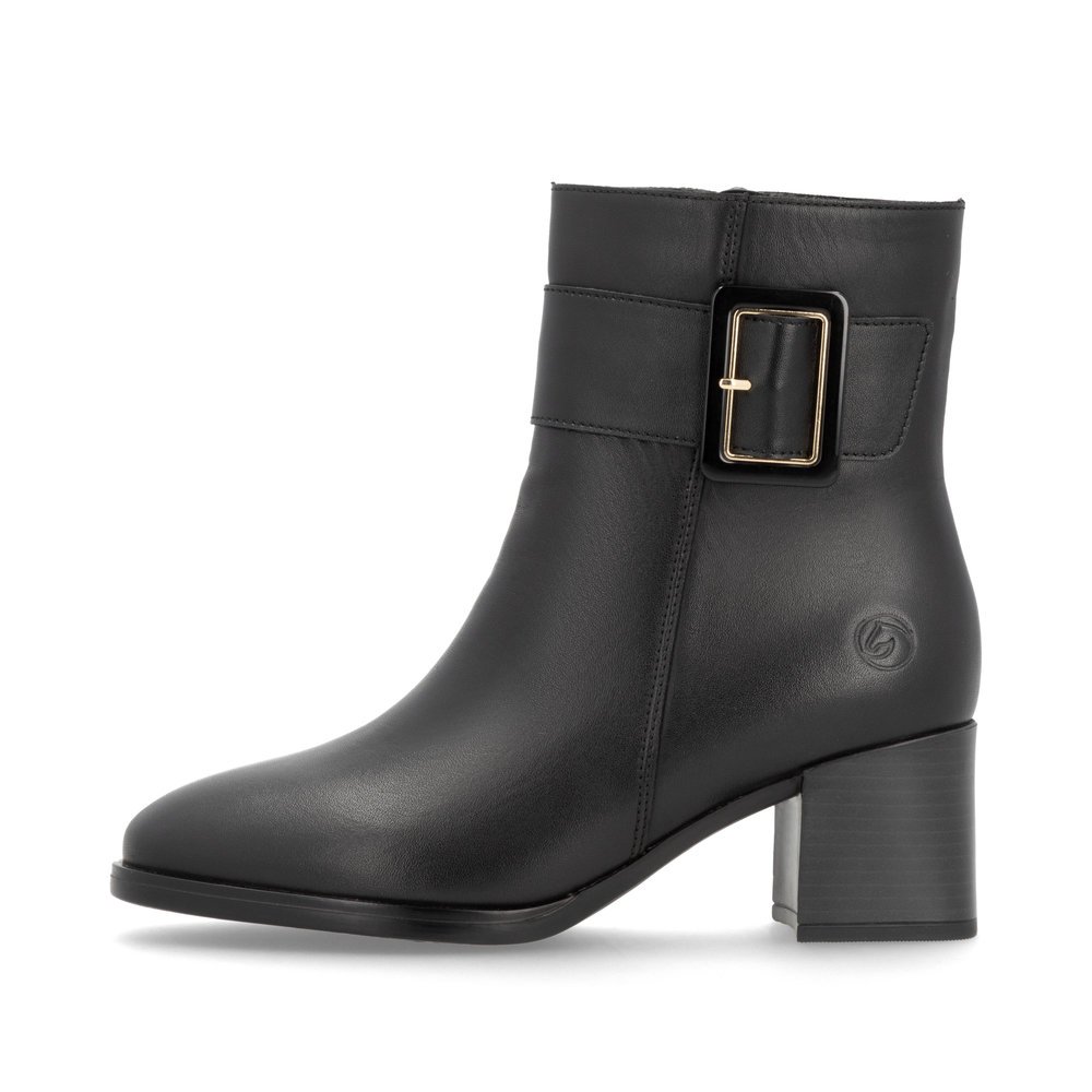 Black remonte women´s ankle boots D0V80-00 with decorative buckle as well as zipper. Outside of the shoe.