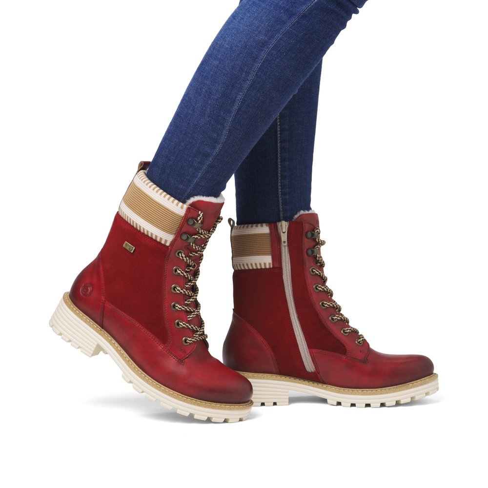 Fire red remonte women´s lace-up boots D0W77-35 with remonteTEX technology. Shoe on foot.