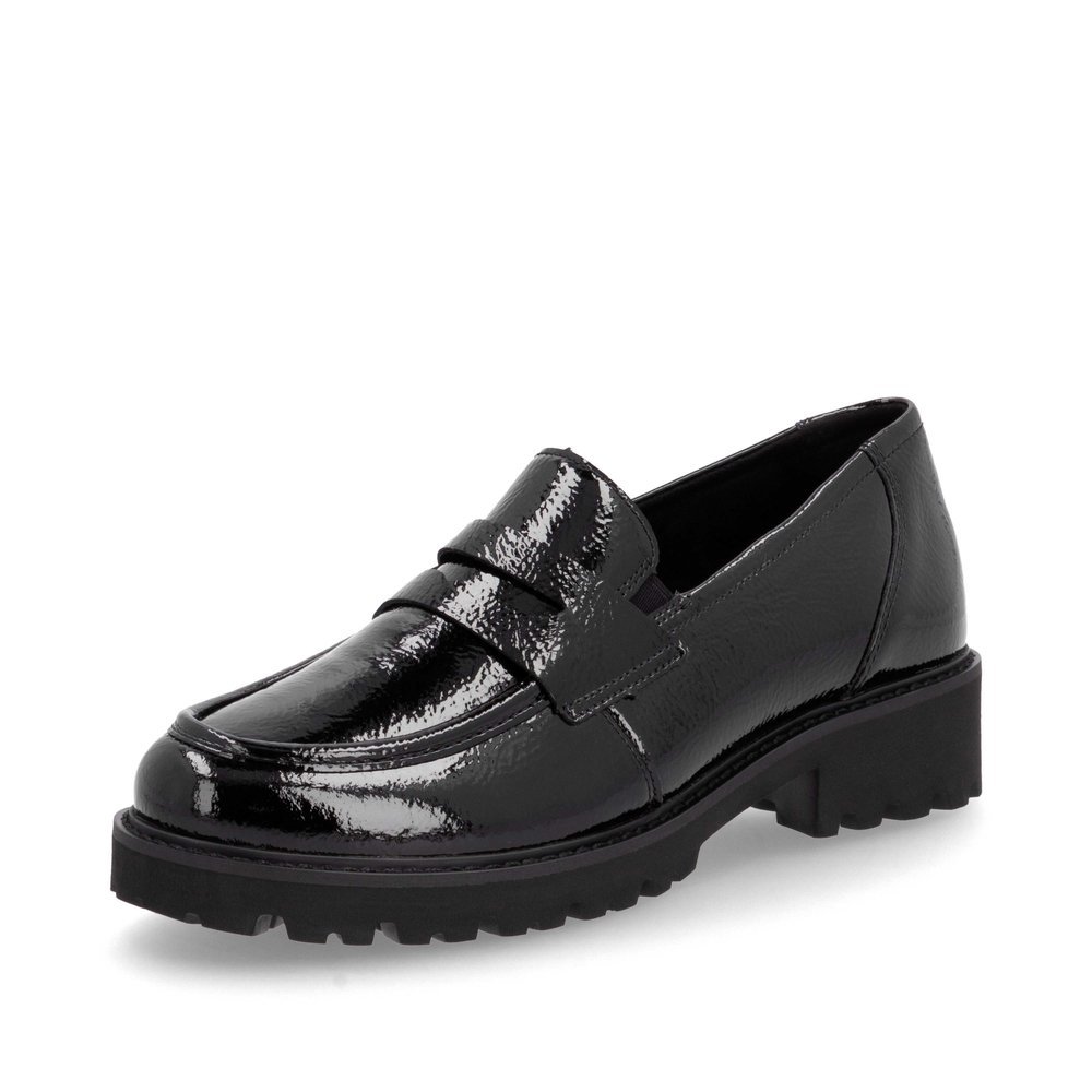 Glanzschwarze remonte Damen Loafer D8602-00 mit Gummizug sowie Komfortweite G. Schuh seitlich schräg.