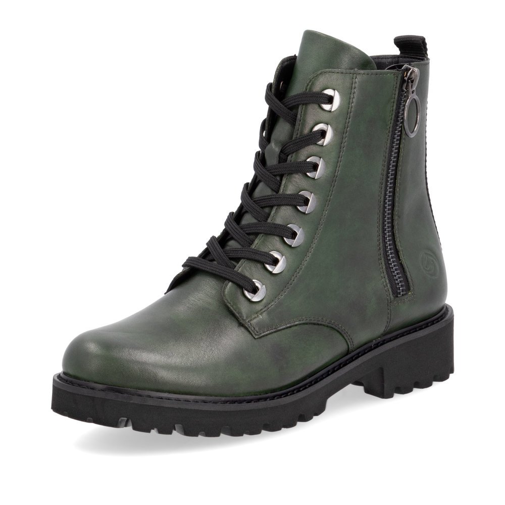 Grüne remonte Damen Biker Boots D8671-55 mit markanten Ösen sowie Reißverschluss. Schuh seitlich schräg.