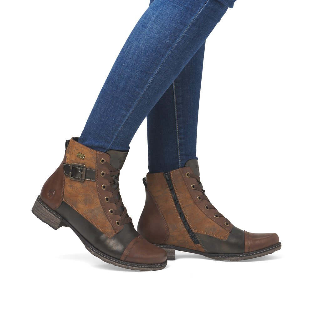 Braune remonte Damen Stiefeletten D4381-24 mit wasserabweisender TEX-Membran. Schuh am Fuß.