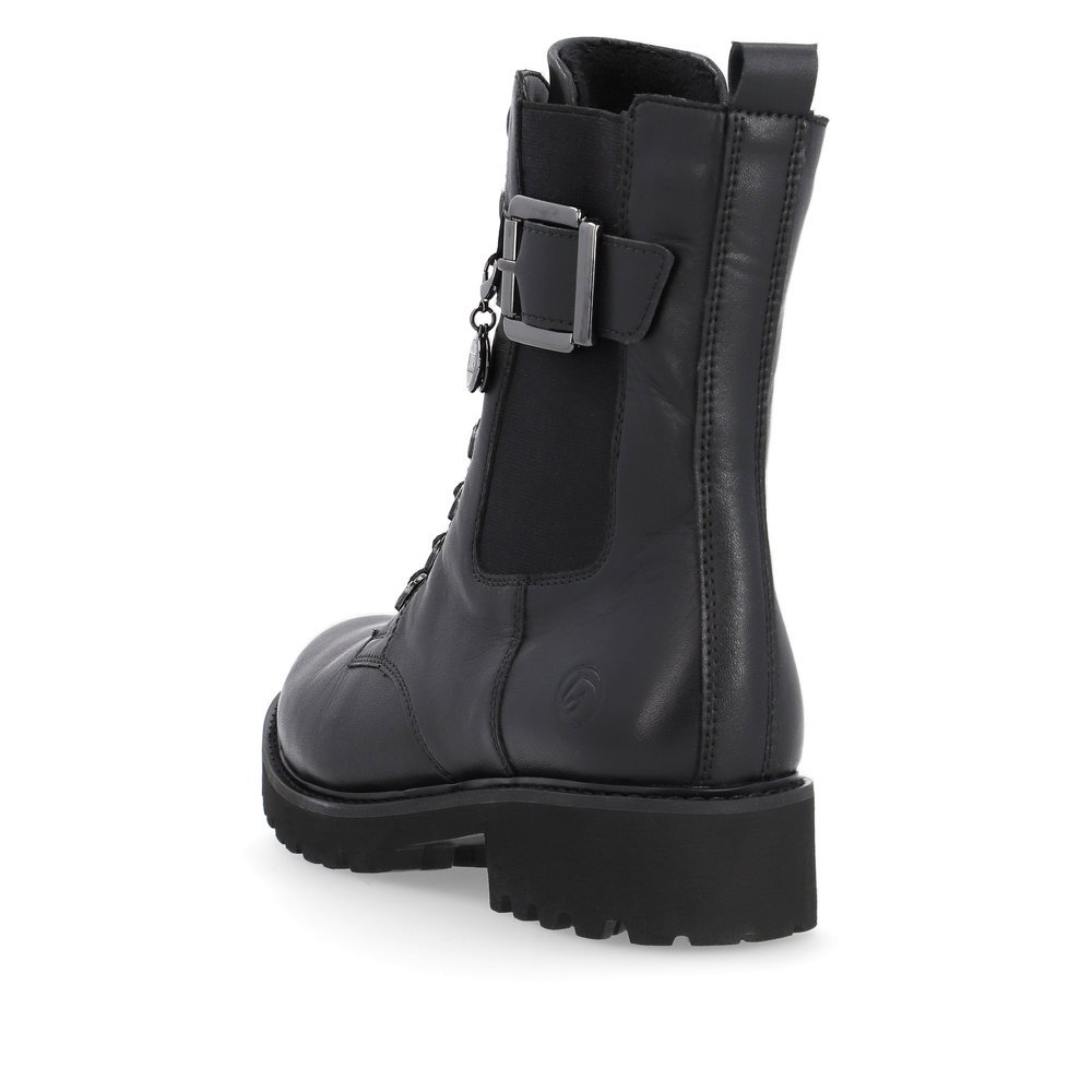 Urbanschwarze remonte Damen Biker Boots D8668-00 mit Zierschnalle. Schuh von hinten.