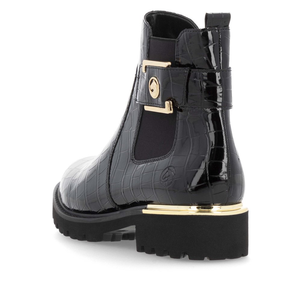 Lacquer black remonte women´s Chelsea boots D8684-03 with golden decorative element. Shoe from the back.