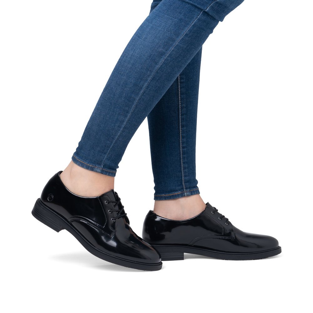 Glossy black remonte women´s lace-up shoes D1U02-00 with a removable insole. Shoe on foot.