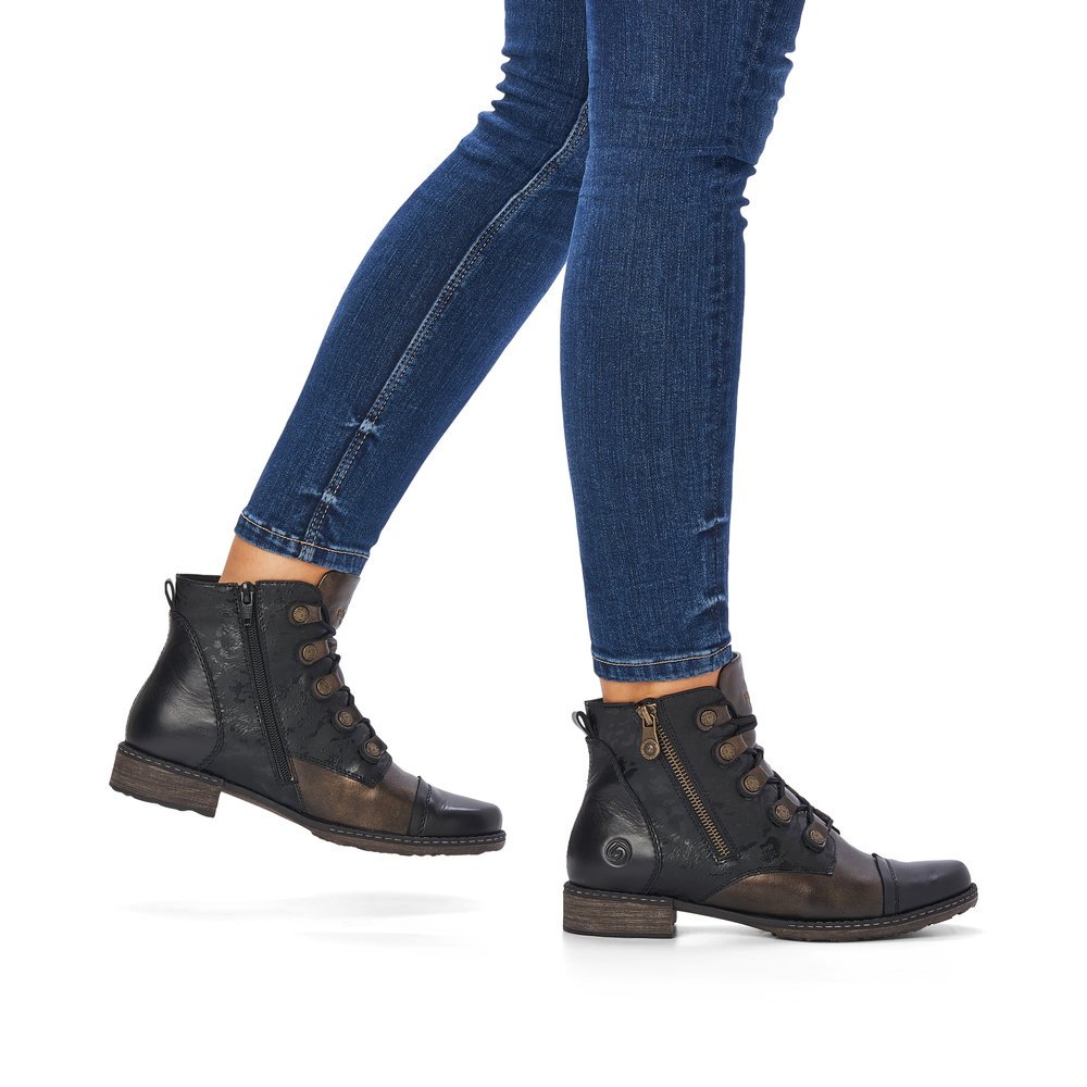 Bottines remonte noires femme D4391-02 avec oeillets d'aspect vintage. Chaussure au pied.