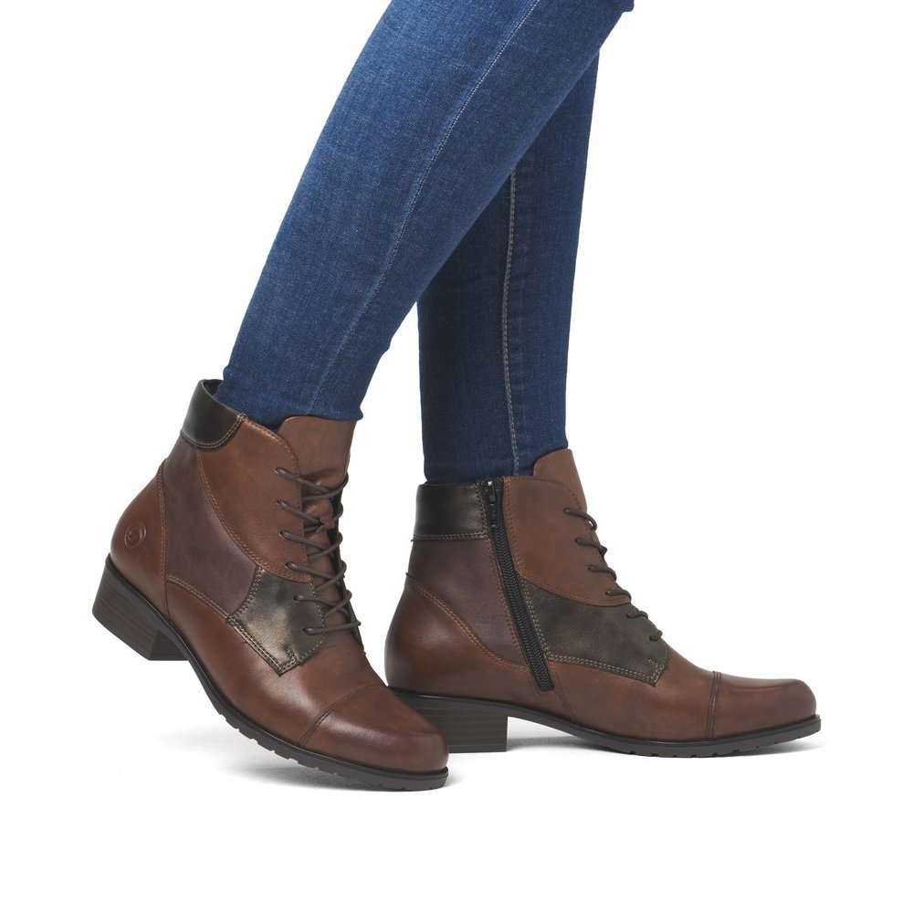 Maroon remonte women´s ankle boots D6882-23 with zipper as well as removable insole. Shoe on foot.