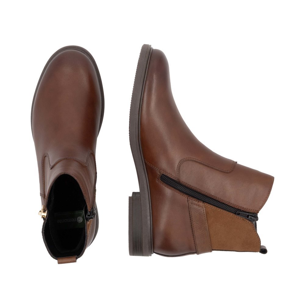 Brown remonte women´s ankle boots D1U71-22 with a golden decorative buckle. Shoe from the top, lying.