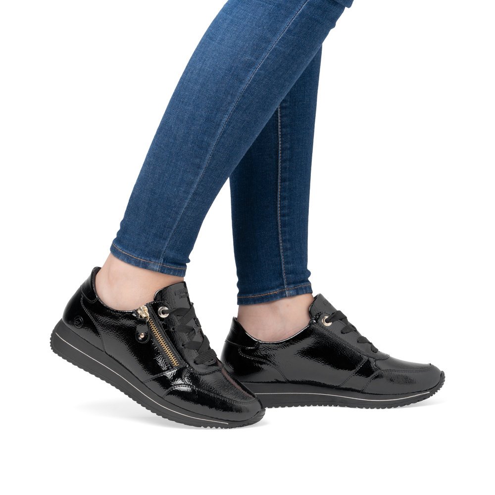 Baskets remonte noires pour femme D0H11-00 avec fermeture éclair. Chaussure au pied.