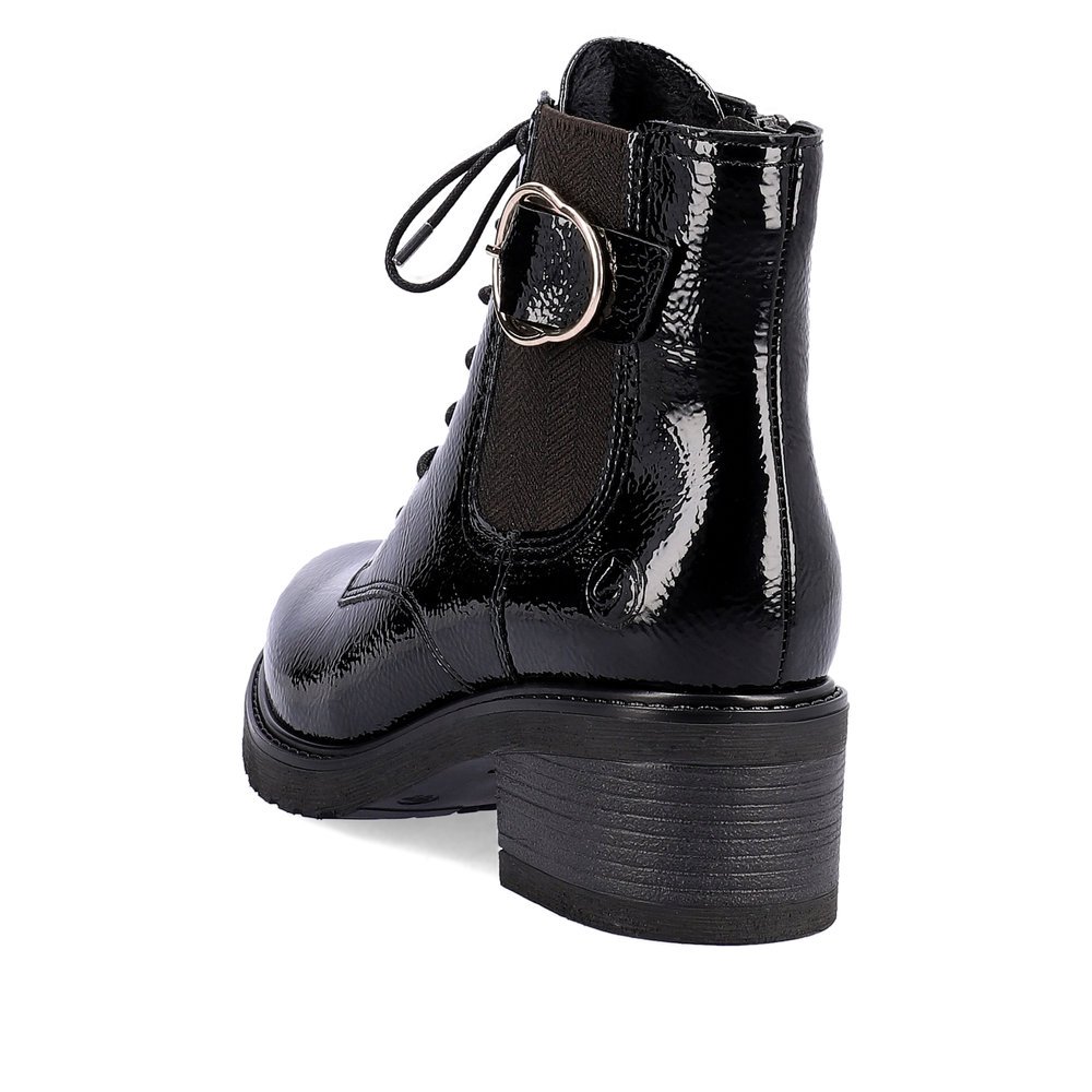 Glossy black remonte women´s biker boots D1A72-01 with a round decorative buckle. Shoe from the back.