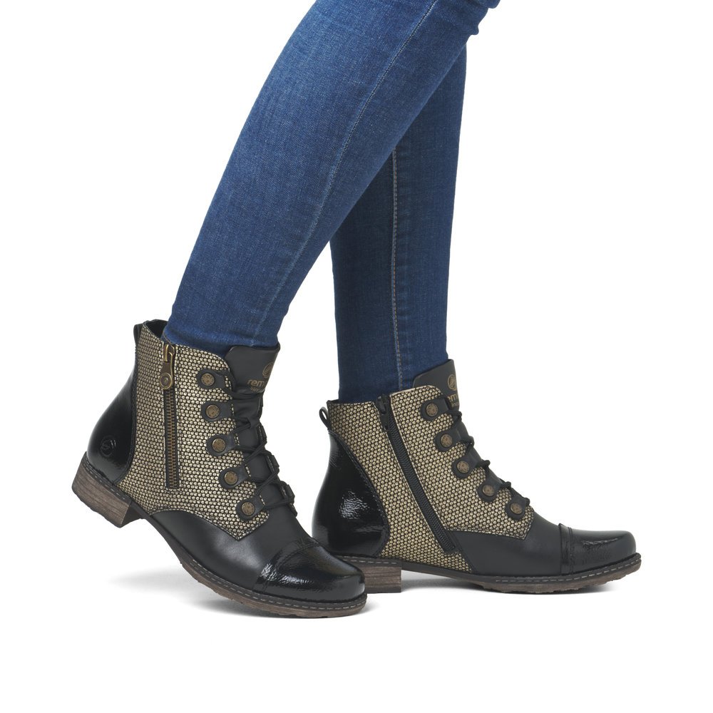 Night black remonte women´s ankle boots D4391-03 with a vintage-look eyelets. Shoe on foot.