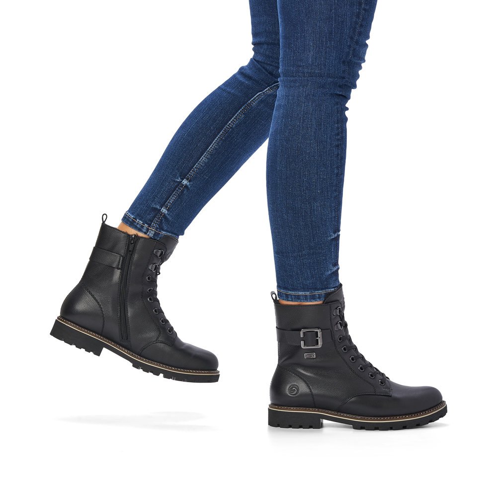 Urban black remonte women´s biker boots D8475-01 with remonteTEX technology. Shoe on foot.