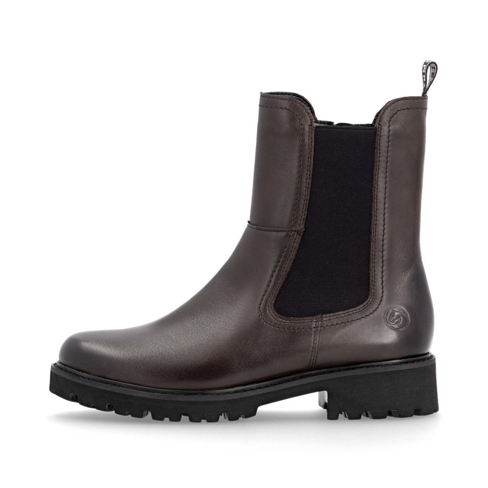 Brown remonte women´s Chelsea boots D8694-25 with zipper as well as comfort width G. Outside of the shoe.