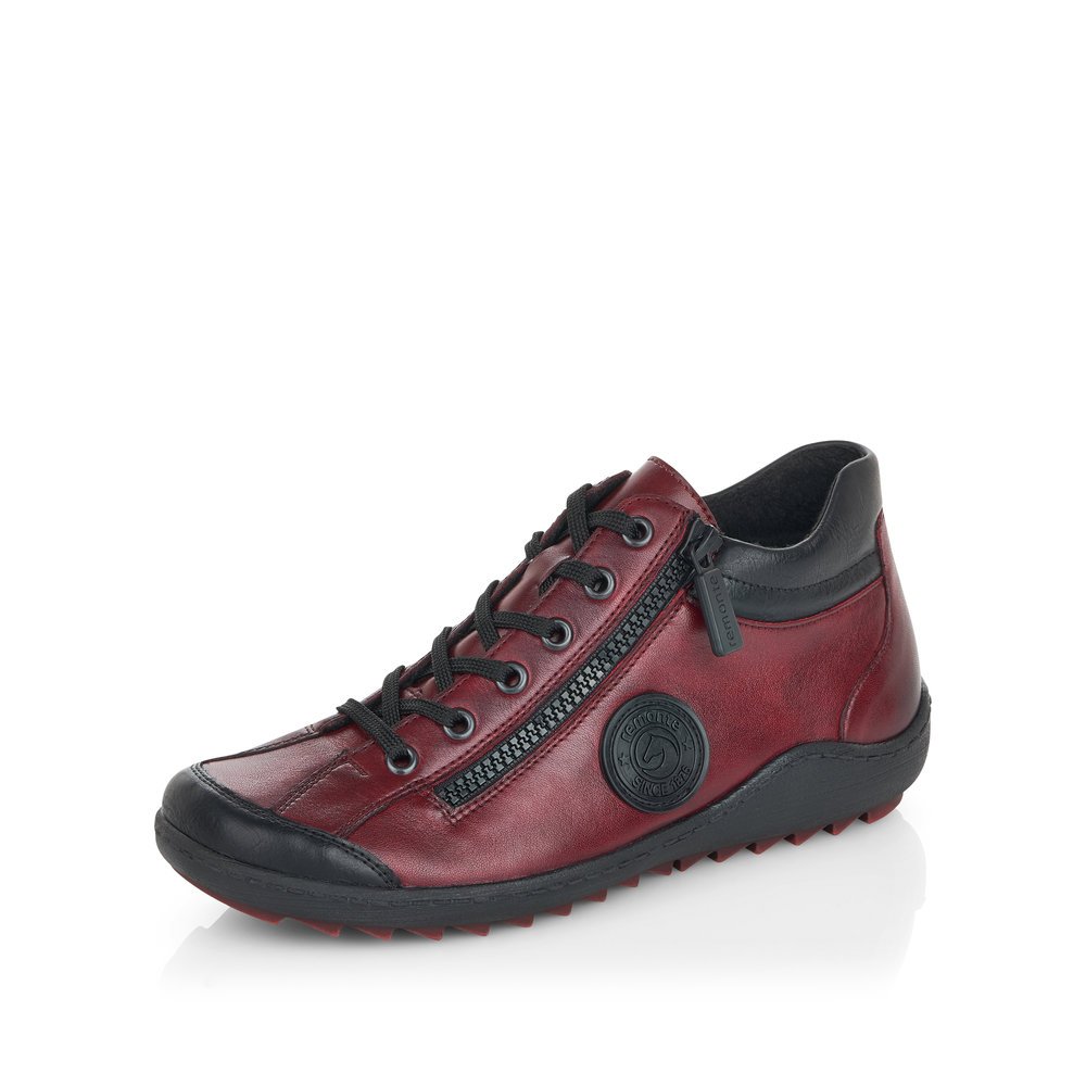 Chaussures à lacets remonte rouges pour femme R1477-35 avec logo noir. Chaussure inclinée sur le côté.