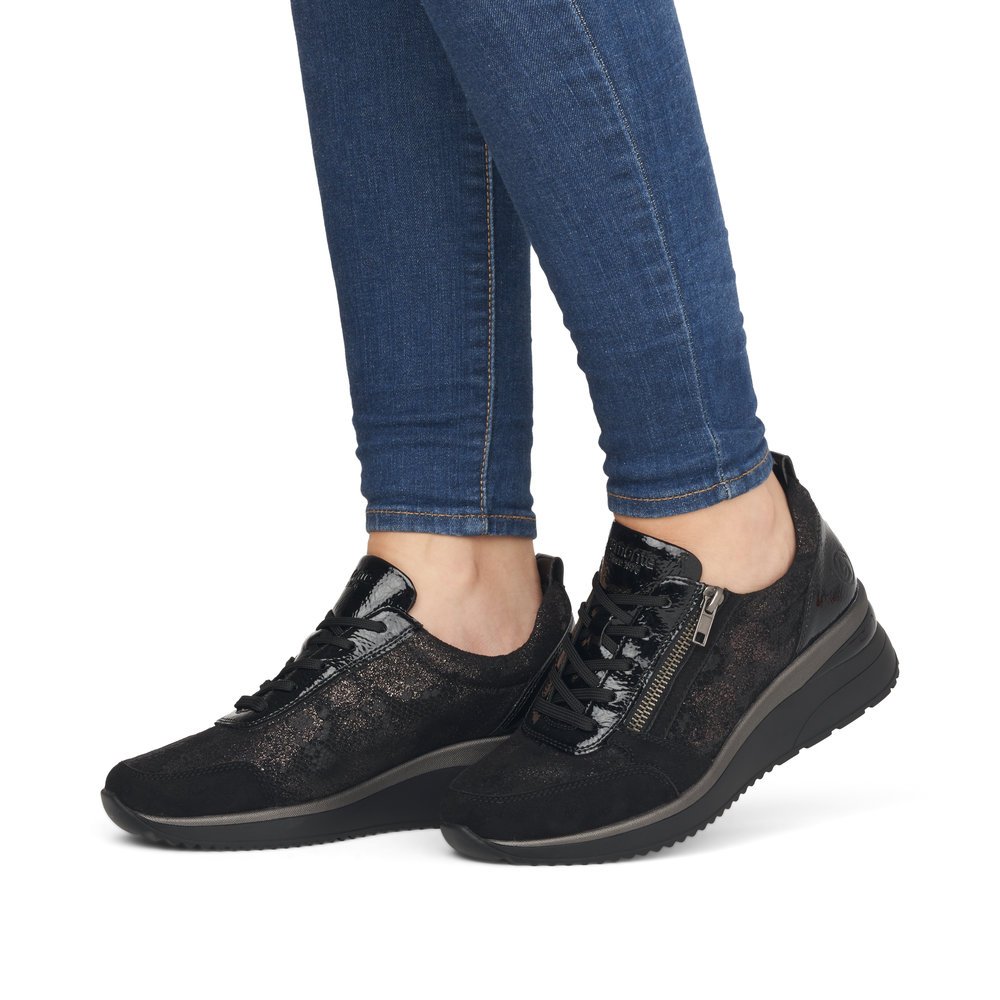 Baskets remonte noires pour femme D2401-02 avec fermeture éclair. Chaussure au pied.