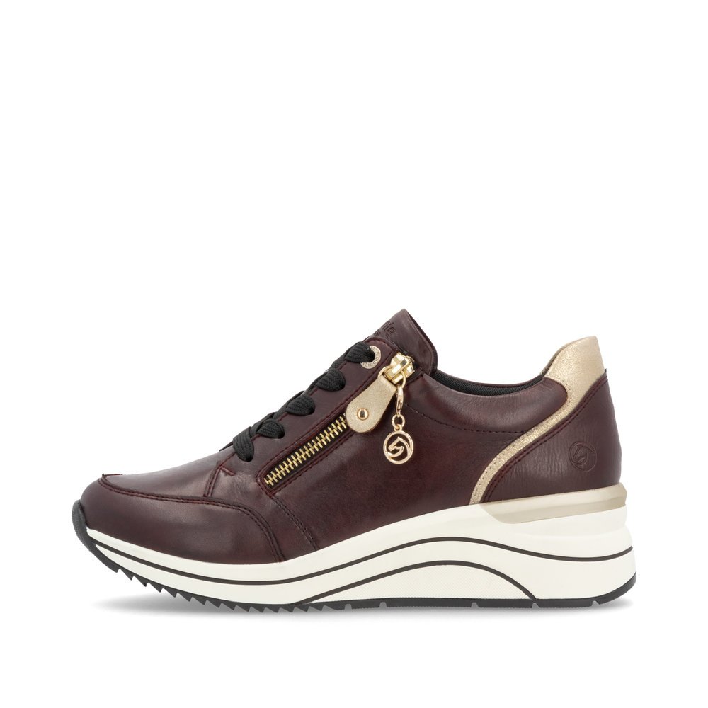 Maroon remonte women´s sneakers D0T03-35 with a remonte pendant as well as a zipper. Outside of the shoe.