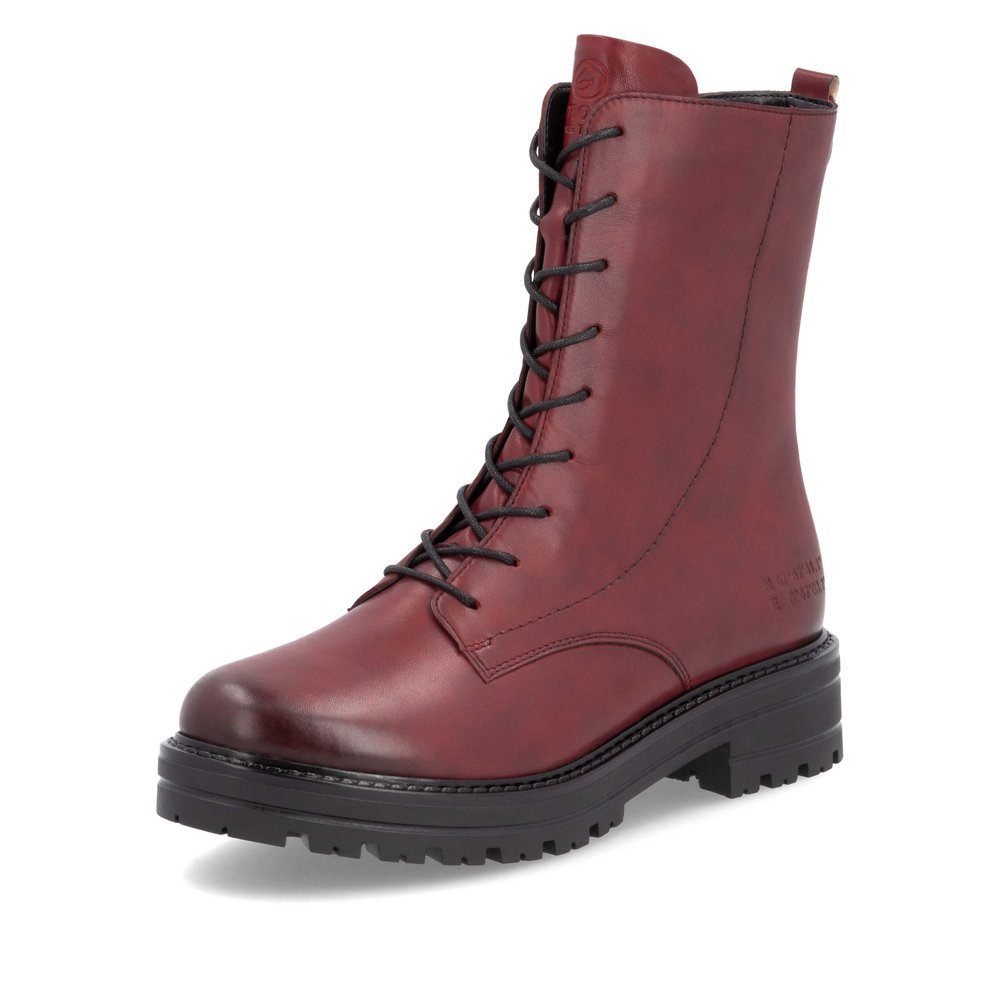 Red remonte women´s biker boots D2278-36 with a zipper as well as comfort width G. Shoe laterally.