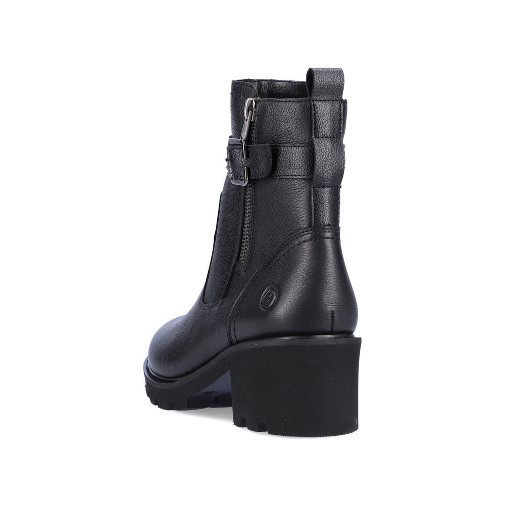 Black remonte women´s biker boots D0A71-01 with decorative buckle as well as zipper. Shoe from the back.