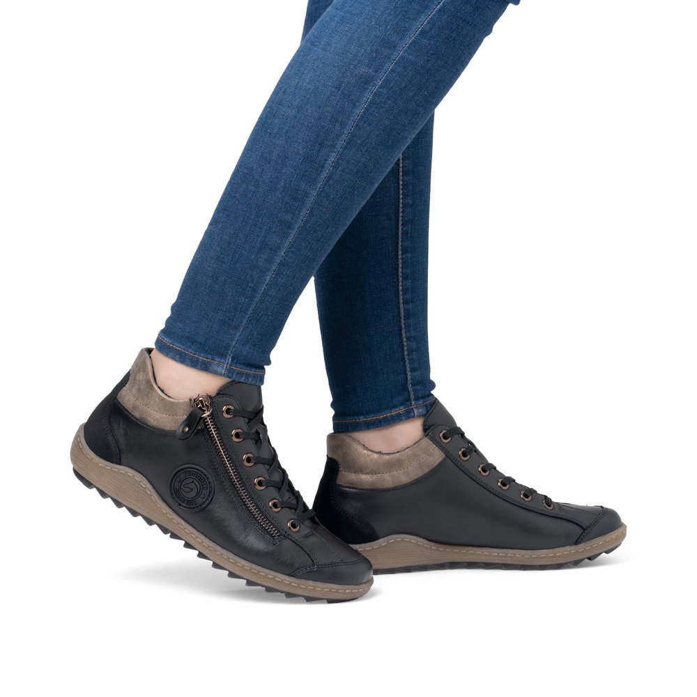 Chaussures à lacets remonte noires pour femme R1477-03 avec logo noir. Chaussure au pied.