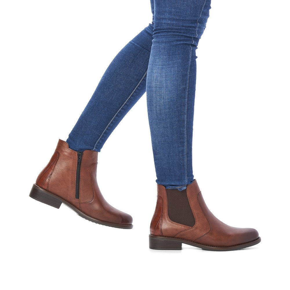 Bottes Chelseas remonte marron pour femme D0F70-22 avec fermeture éclair. Chaussure au pied.