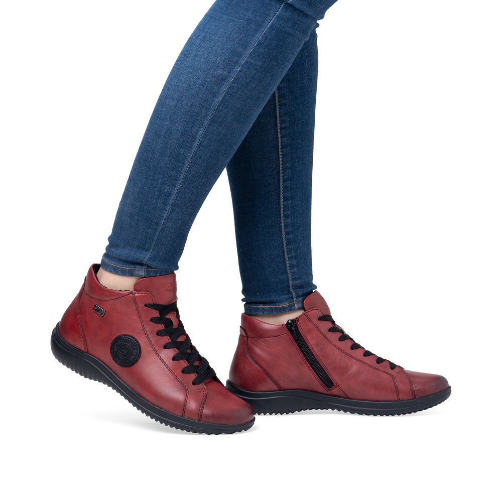 Chaussures à lacets remonte rouges pour femme D1E71-35. Chaussure au pied.