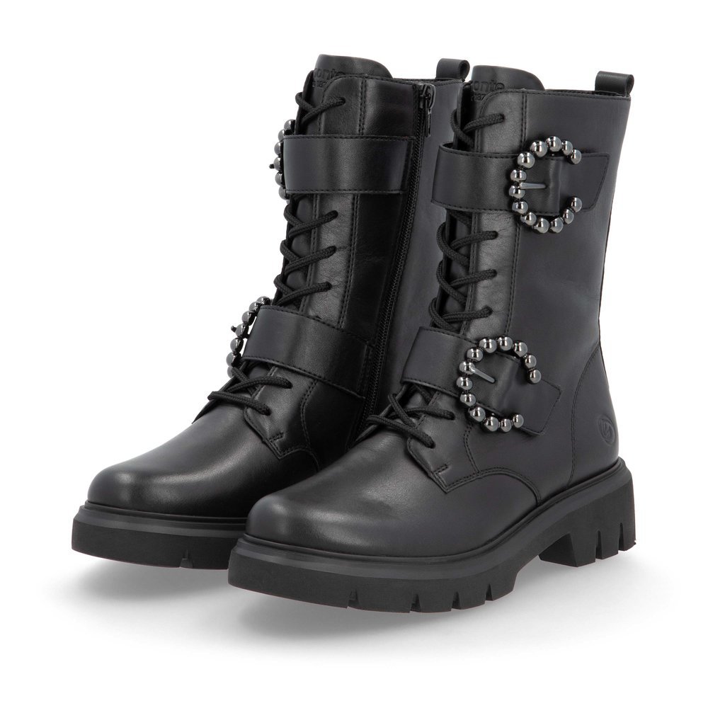 Jet black remonte women´s biker boots D1W70-00 with a round decorative buckles. Shoes laterally.