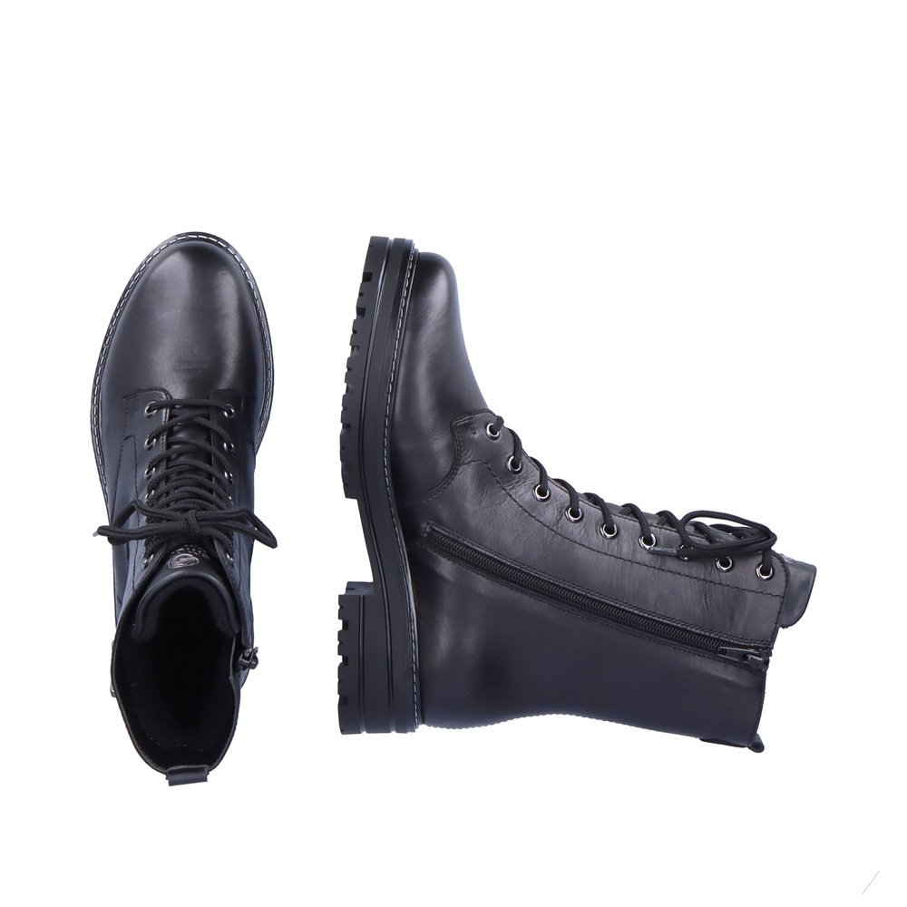 Black remonte women´s biker boots D2281-01 with a zipper as well as comfort width G. Shoe from the top, lying.