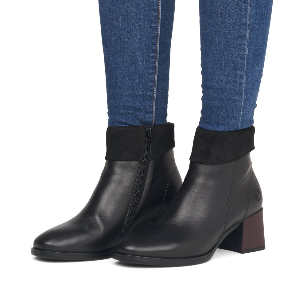 Night black remonte women´s high boots D0B72-01 with remonteTEX technology. Shoe on foot.