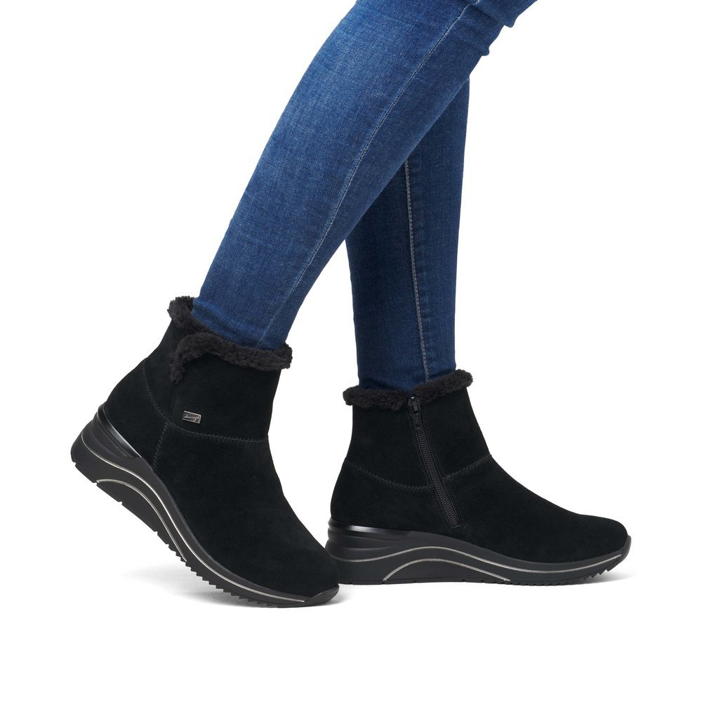 Night black remonte women´s ankle boots D0T76-00 with remonteTEX technology. Shoe on foot.