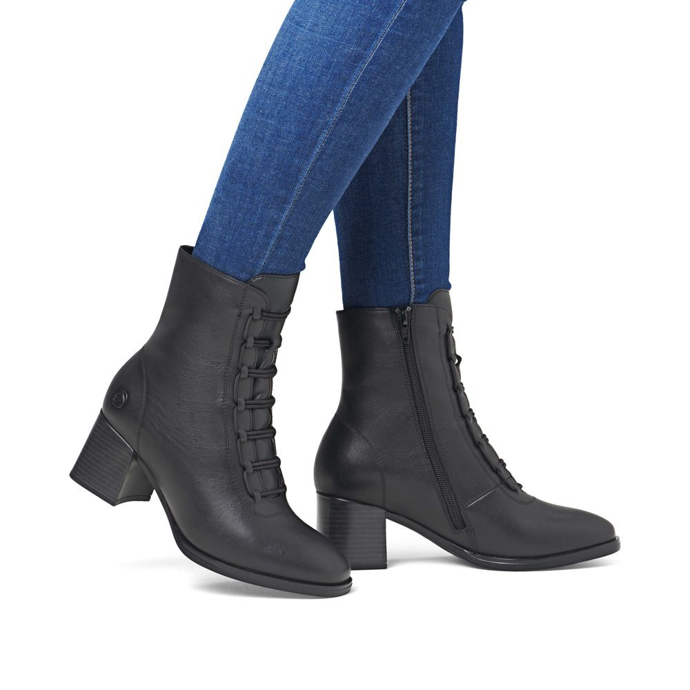 Black remonte women´s ankle boots D0V79-00 with zipper as well as removable insole. Shoe on foot.